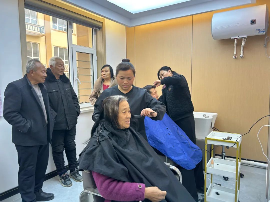 二月二龙抬头爱心义剪暖心头——我县各社区党委组织开展免费理发活动_石楼县政府